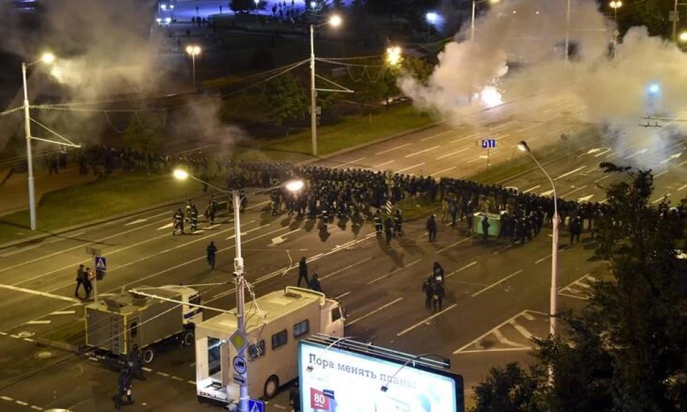 Λευκορωσία: Επεισόδια, συλλήψεις και οδοφράγματα κατά την τρίτη νύχτα των διαδηλώσεων
